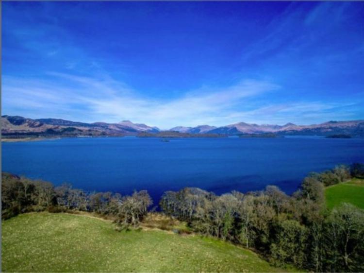 В Шотландии на озере продается остров за 120 000 долларов. Только вот использовать его на свое усмотрение у новоиспеченного владельца не получится