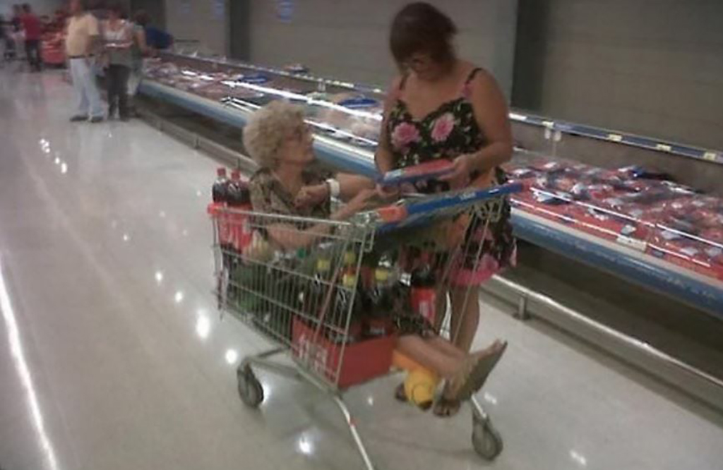 Самые странные люди, замеченные в супермаркетах: подборка смешных фото