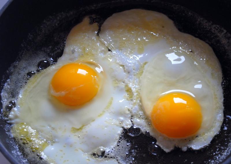 Свекор при приготовлении яичницы добавляет воду – и у него всегда идеальный завтрак
