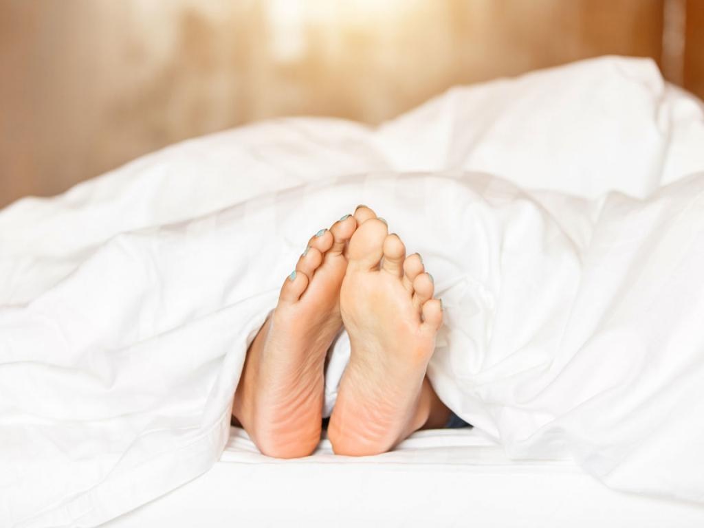 Почему не удается заснуть без одеяла даже в жаркую погоду: чем вызвана привычка и как от нее избавиться на летнее время года