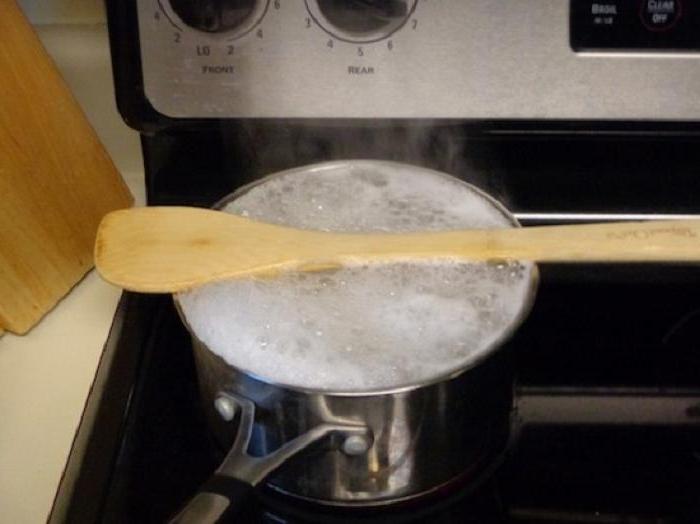 10 кулинарных трюков, которые сделают вашу готовку менее хлопотной. Деревянная лопатка на кастрюле остановит жидкость, она не будет 