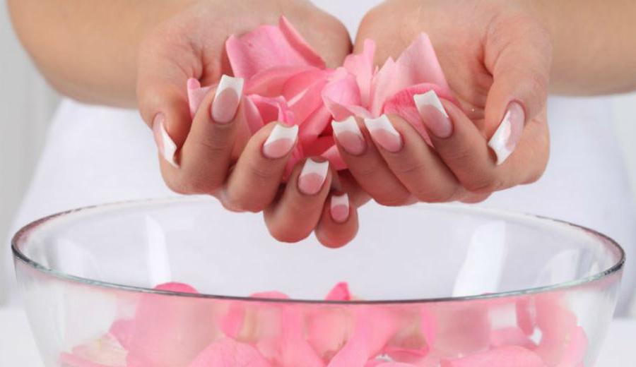 Розовая вода, хна, куркума и 7 других ингредиентов, которые индийские женщины используют для вечной красоты