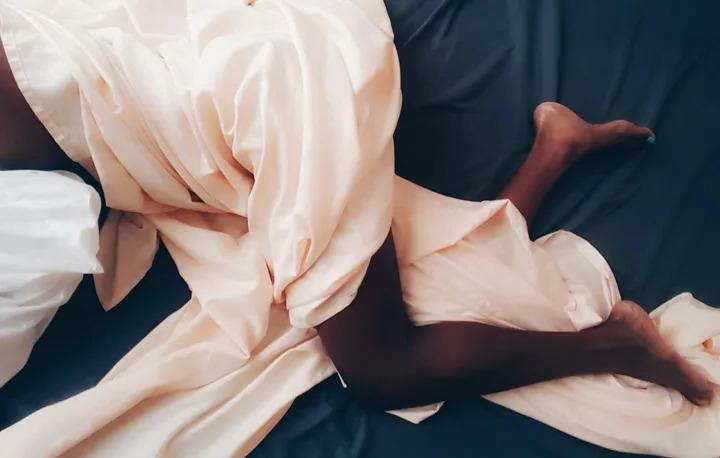 Почему не удается заснуть без одеяла даже в жаркую погоду: чем вызвана привычка и как от нее избавиться на летнее время года