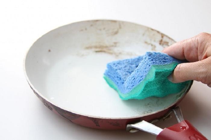 Губка для мытья посуды и кухонные полотенца: предметы, которые нужно мыть каждый день, чтобы предотвратить возникновение инфекций
