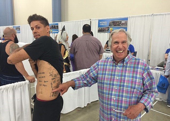 Мужчина прославился своими тату-автографами знаменитостей, количество которых - уже 225