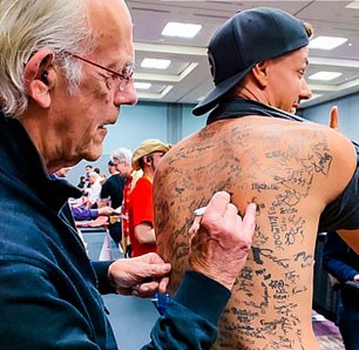 Мужчина прославился своими тату-автографами знаменитостей, количество которых - уже 225