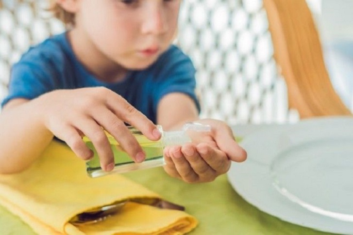 Как антибактериальный гель для рук и личные столовые приборы помогут нашим детям сохранить здоровье в школе: советы педиатра