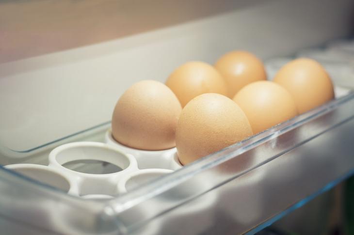 Мифы о яйцах, которые давно пора развеять: цвет желтка и скорлупы, цыплята, хранение и т.д.