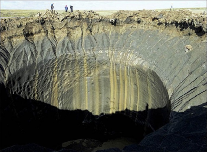 Гигантский таинственный кратер возник из ниоткуда в России на полуострове Ямал