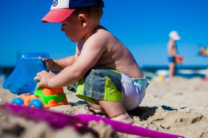Эксперты рассказали, почему ребенок ест песок: причина не только в организме, но и в привлечении внимания