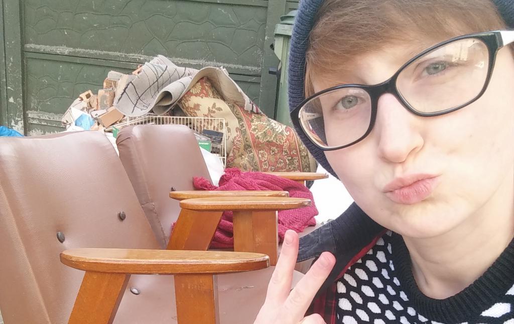 Вместо пробежки она идет на свалку: студентка обставила квартиру мебелью из мусорного бака