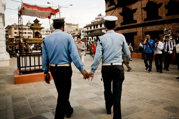 В Индии увидела мужчин, держащихся за руки. Так у них принято ходить с друзьями