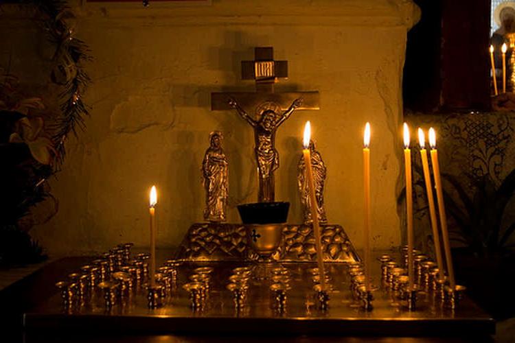 Знакомые священники рассказывали мне, как можно и как нельзя ставить свечи в церкви: за себя, за родных, за врагов...