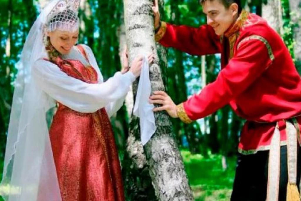 Зачем в первую брачную ночь русские клали в постель молодоженов поленья, сковороду и прочие вещи