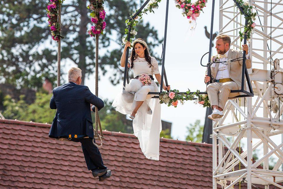 Воздушная феерия: девушка вышла замуж на высоте нескольких метров на канате, протянутом над землей