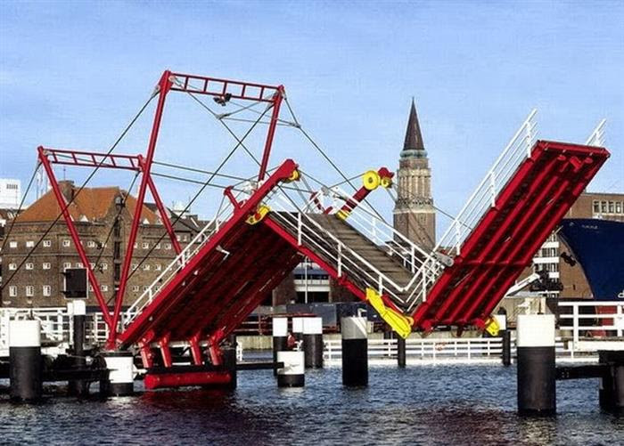 Чудо мосты: мосты бывают поднимающиеся, вращающиеся и даже погружающиеся в воду (фото)