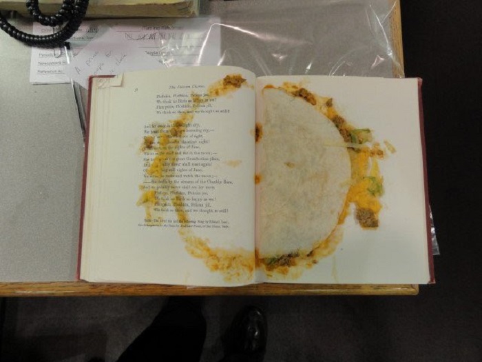 Необычная закладка: книга была возвращена в библиотеку с блюдом тако между страницами