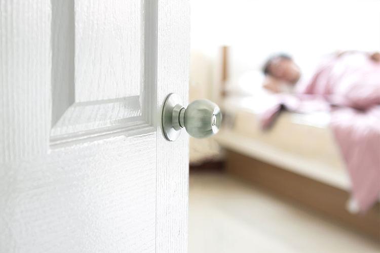 Почему нужно обязательно закрывать дверь в спальню, когда вы ложитесь спать: это может спасти жизнь