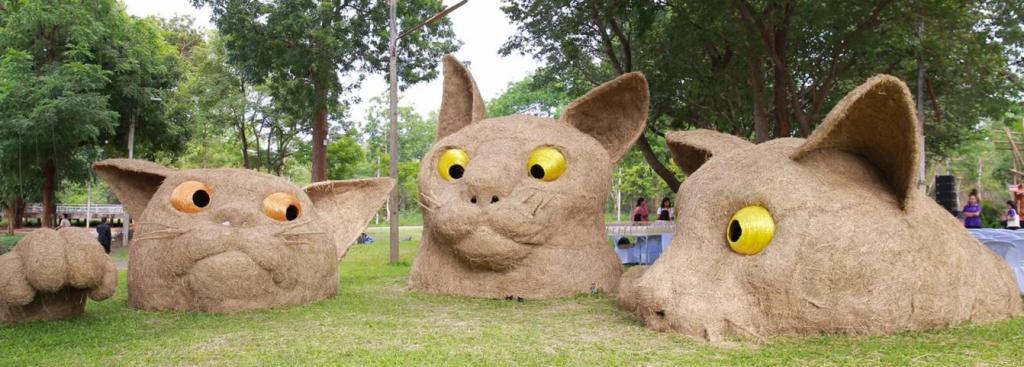 Таиланд: студенты создают огромные скульптуры животных из соломы в рамках фестиваля современного искусства