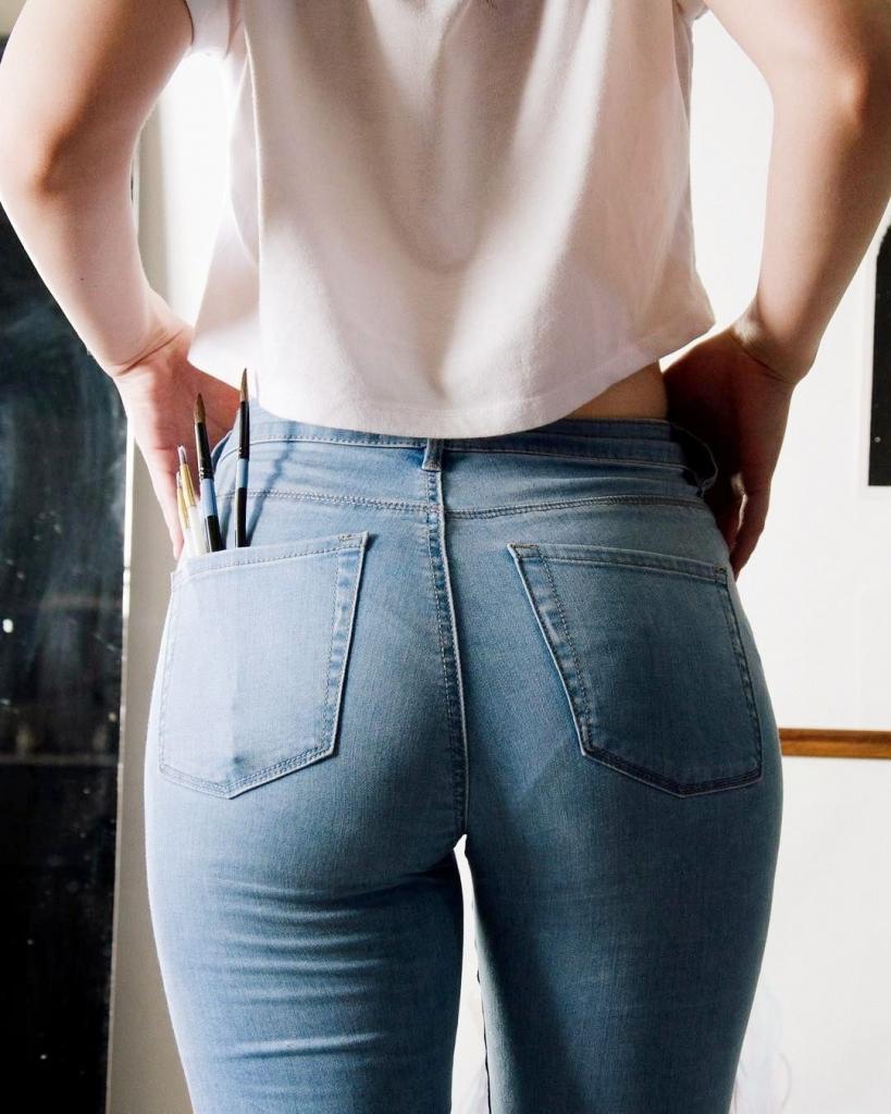 Выделяются трусики под джинсами? Непривычное использование колготок поможет справиться с недоразумением