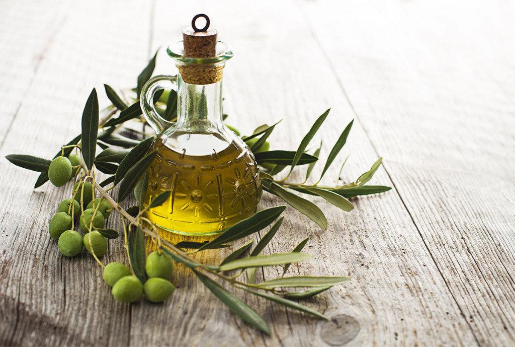 Оливковое масло предотвратит выпадение волос и сделает их послушными. Маски, кондиционеры и ополаскиватель: рецепты средств для волос