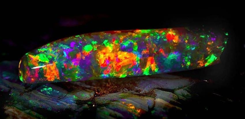 Ученые обнаружили невероятные светящиеся опалы в австралийской пещере: это действительно магические камни