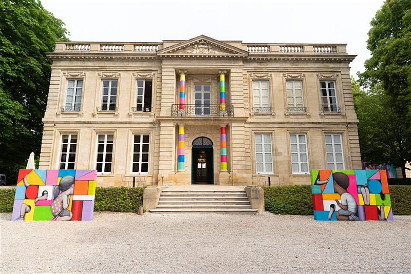 Контраст стилей: во французском замке XVIII века открылась выставка современного искусства (фото)