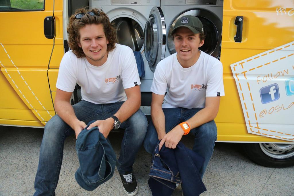 Два парня переделали фургон в мобильную прачечную, чтобы бездомные могли стирать свою одежду бесплатно
