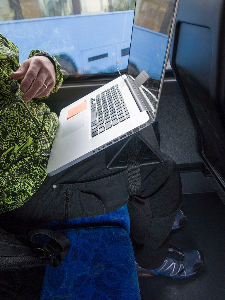 Я много времени провожу в разъездах и мне часто приходится пользоваться ноутбуком в транспорте: для удобства работы я сделал себе специальную подставку