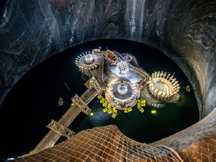 На байдарках по подземному озеру: в пещерах выработанной соляной шахты создан парк аттракционов
