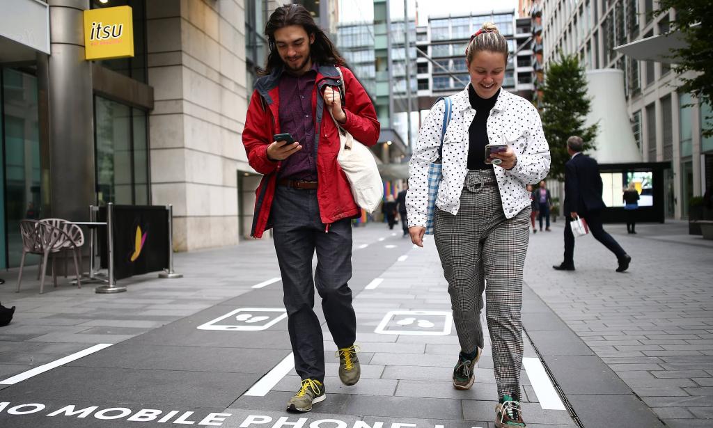 Примета времени: выделенные дорожки для пешеходов, которые гуляют, уставившись в смартфон