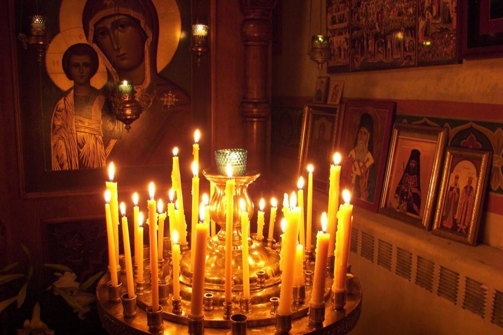 Знакомые священники рассказывали мне, как можно и как нельзя ставить свечи в церкви: за себя, за родных, за врагов...