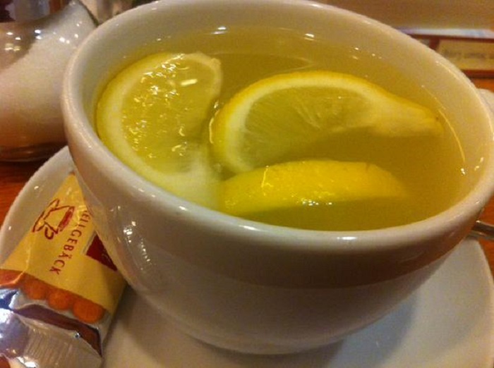 Улучшает настроение и иммунитет: почему так важно пить горячую воду с лимоном