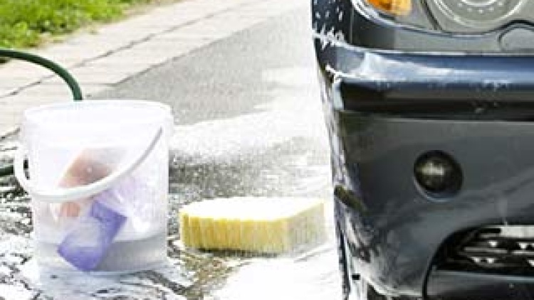 Использовать жидкость для мытья посуды: знакомый автомеханик предостерег от совершения нескольких ошибок при уходе за автомобилем