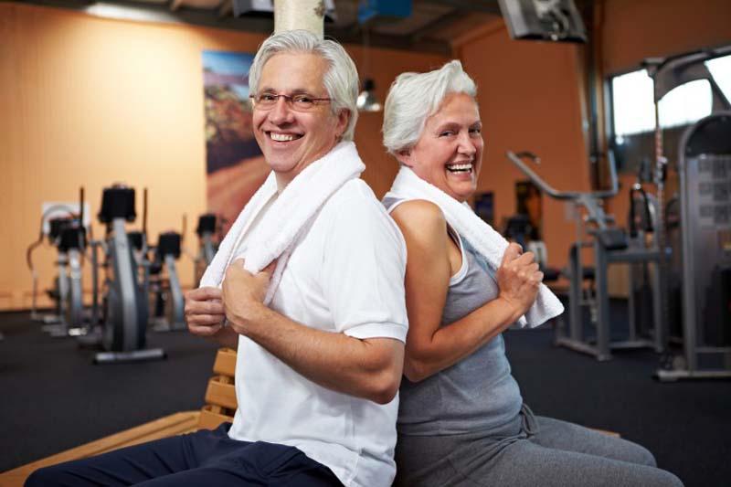 Чтобы не стать дряхлым старичком и избежать потери мышц, с возрастом нужно заниматься спортом и соблюдать диету