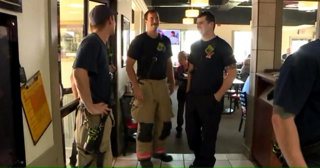 Пожарные зашли в кафе, чтобы подкрепиться. Они и не ожидали, что их обед оплачен неизвестным