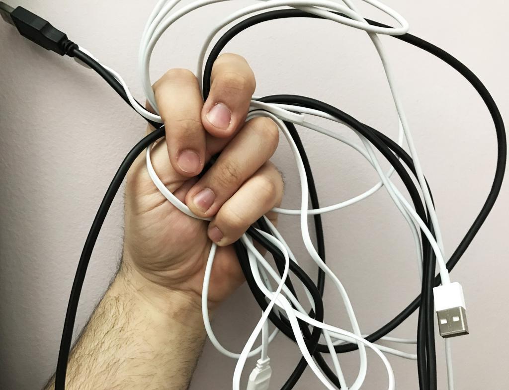 Как избавиться от хаоса в проводах: 5 идей для организации кабелей в доме