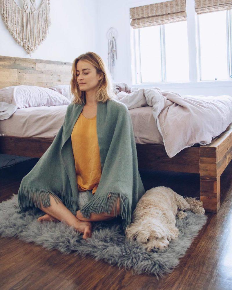 Избавиться от негатива, накопившегося за день, поможет медитация на расслабление перед сном: как подготовиться и погрузиться в нее