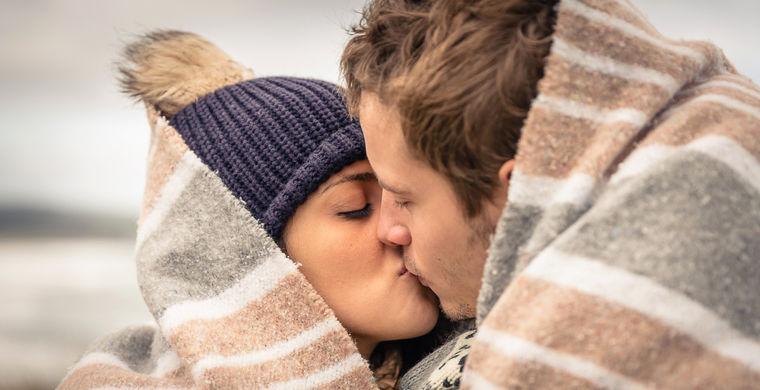 Почему люди закрывают глаза, когда целуются: мнение ученных
