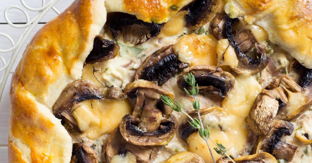 Во Франции меня научили готовить галету с грибами и козьим сливочным сыром. Получается очень вкусно!