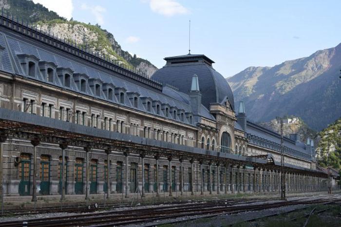 Настоящий дворец: заброшенный железнодорожный вокзал в Канфранке, Испанские Пиренеи