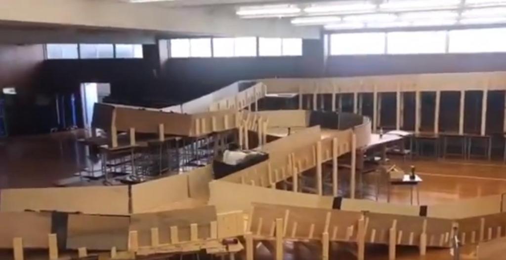 Японские студенты построили американские горки из парт для школьного праздника