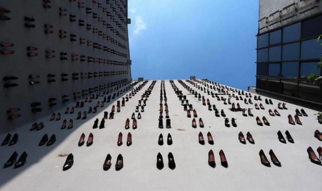 Необычный памятник женщинам   художник установил 440 пар туфель на стенах здания в Стамбуле