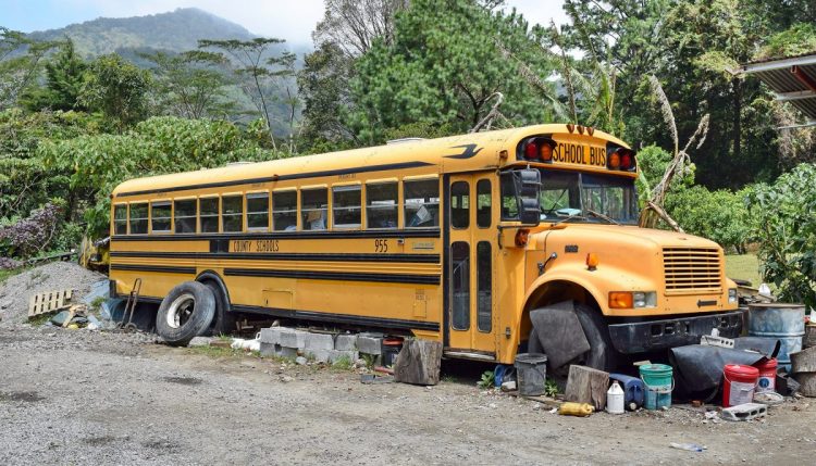 Семья с тремя детьми жила в школьном автобусе. Но добрые люди сделали им шикарный подарок