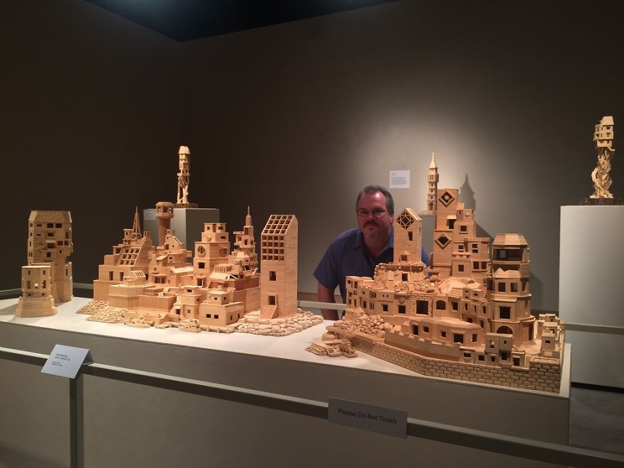 Художник самоучка Боб Морхед построил город из 310 000 зубочисток (фото)