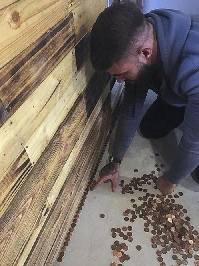 Когда барбер узнал, во сколько выльется ремонт пола в салоне, выложил его монетами: получилось оригинально (фото)