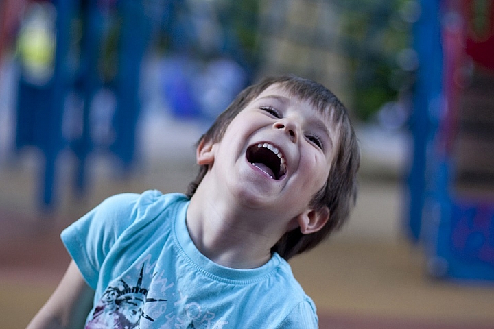 По мнению ученых, если щекотать маленьких детей, это может им навредить