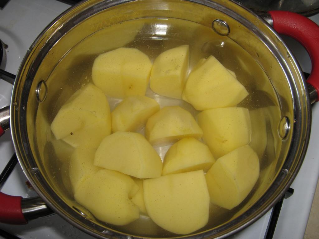 Мама, отварив картофель, не сливает воду, а оставляет ее. Узнав, почему, начала делать так же