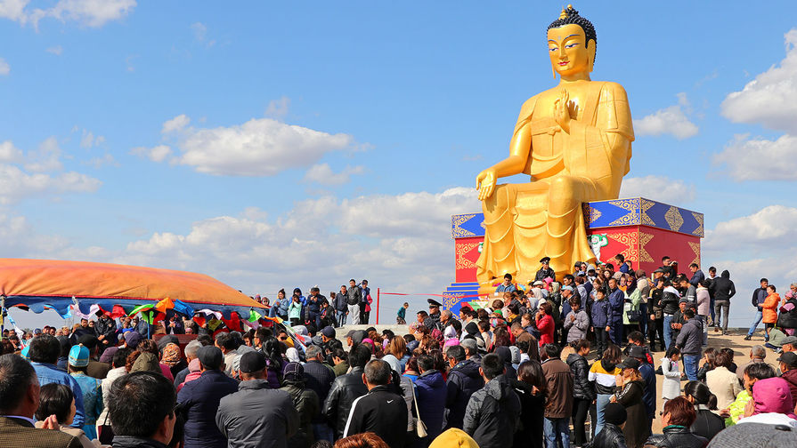 Самая большая в Европе: в России установили статую Будды высотой 12,5 метра