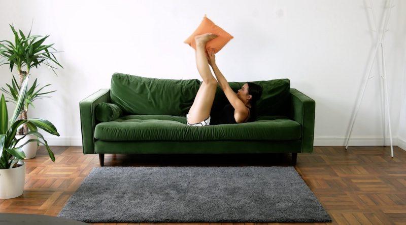 Совмещаю приятное с полезным: 10 упражнений, которые делаю, не вставая с дивана